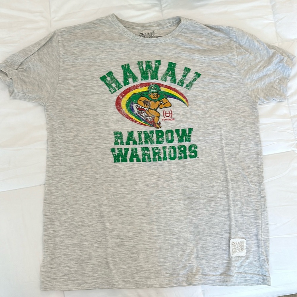 Hawaii fighting rainbows retro brand tee